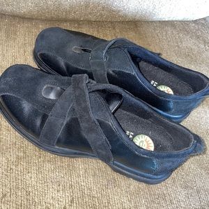 EUC womens 7 1/2 EARTH SHOE brand black leather and suede Velcro strap shoes!!